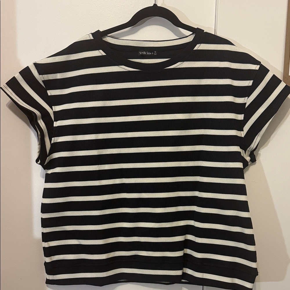 Stylish Black and White Striped Short Sleeve Tee